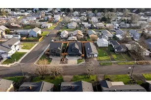 407 S 1st St, Silverton, OR 97381 - Photo 2