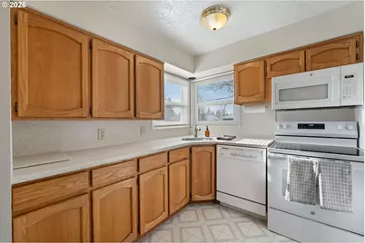 710 NE 110th Ave, Portland, OR 97220 - Photo 6