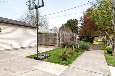 10037 N Polk Ave, Portland, OR 97203 - Photo 42