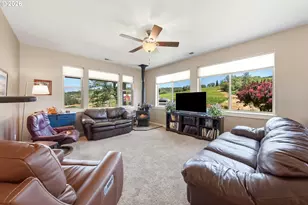 3721 Colonial Rd, Roseburg, OR 97471 - Photo 8