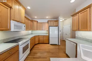 1368 SE Barberry Ave, Dallas, OR 97338 - Photo 8