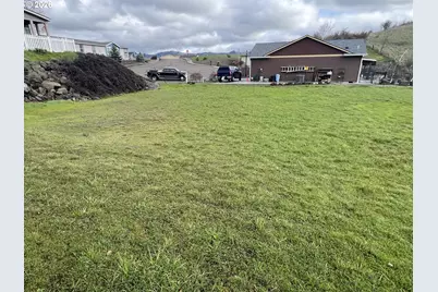 140 Erin Ct, Roseburg, OR 97471 - Photo 2