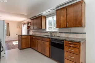 3085 W Shasta Ave, Roseburg, OR 97471 - Photo 12