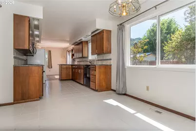 3085 W Shasta Ave, Roseburg, OR 97471 - Photo 8