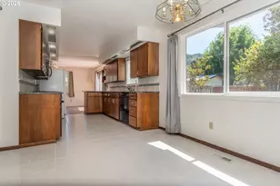 3085 W Shasta Ave, Roseburg, OR 97471 - Photo 8