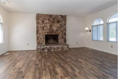 3085 W Shasta Ave, Roseburg, OR 97471 - Photo 6