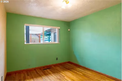 425 W Maple St, Roseburg, OR 97471 - Photo 16
