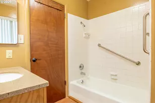 425 W Maple St, Roseburg, OR 97471 - Photo 22