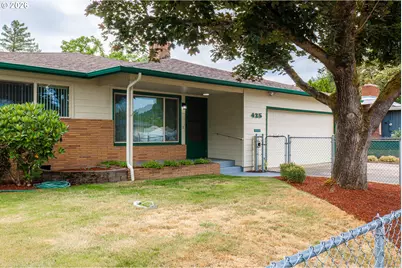 425 W Maple St, Roseburg, OR 97471 - Photo 2