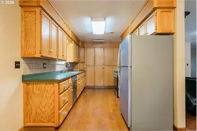 425 W Maple St, Roseburg, OR 97471 - Photo 12