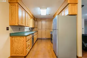 425 W Maple St, Roseburg, OR 97471 - Photo 12