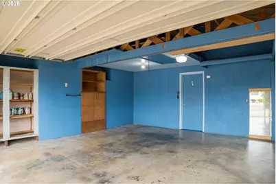 425 W Maple St, Roseburg, OR 97471 - Photo 32