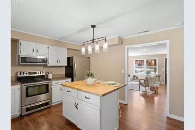 10953 SE Salmon St, Portland, OR 97216 - Photo 6