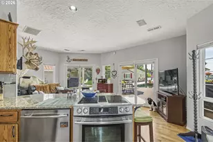 19609 NE Marine Dr, Portland, OR 97230 - Photo 8