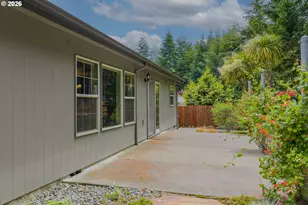 2142 Lynne Dr, North Bend, OR 97459 - Photo 4