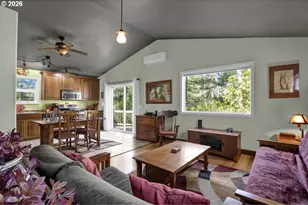 32 Easy St, Florence, OR 97439 - Photo 8