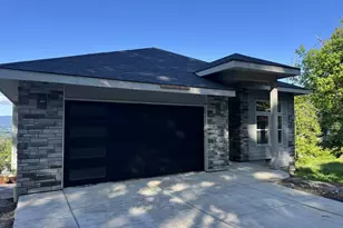 994 S 67th St, Springfield, OR 97478 - Photo 2