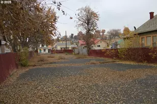 606 SW 3rd St, Pendleton, OR 97801 - Photo 1