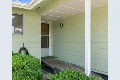 828 Oregon Way, Woodburn, OR 97071 - Photo 4