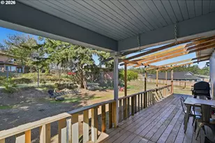 1589 Seagate Ave, Coos Bay, OR 97420 - Photo 6