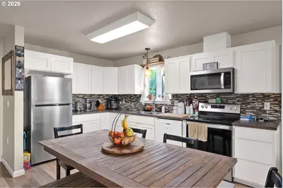 285 E 3rd Ave, Junction City, OR 97448 - Photo 14