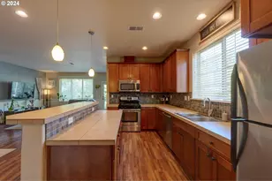 7915 NE Rockne Way, Hillsboro, OR 97006 - Photo 10