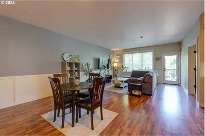 7915 NE Rockne Way, Hillsboro, OR 97006 - Photo 4