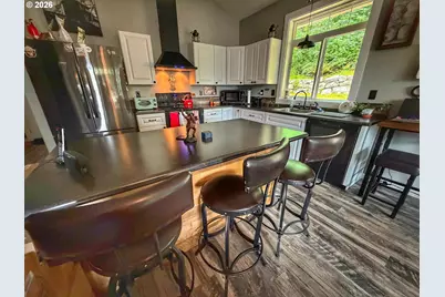 5230 4th St, Tillamook, OR 97141 - Photo 8