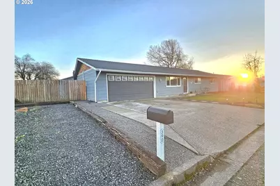 390 N 7th Pl, Harrisburg, OR 97446 - Photo 2