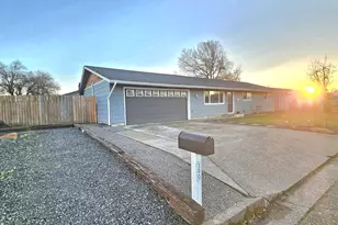 390 N 7th Pl, Harrisburg, OR 97446 - Photo 2