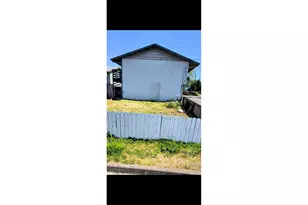 587 W Berdine St, Roseburg, OR 97471 - Photo 8