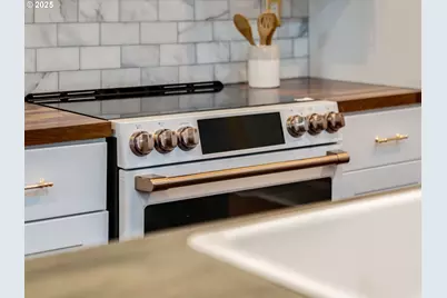 15 S Gibbs St, Portland, OR 97239 - Photo 22