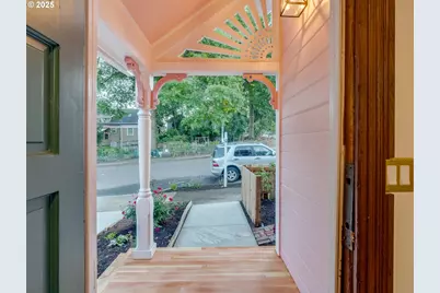 15 S Gibbs St, Portland, OR 97239 - Photo 6