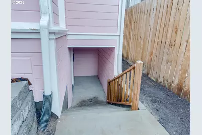 15 S Gibbs St, Portland, OR 97239 - Photo 40