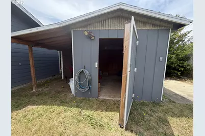 1086 Lewis St, North Bend, OR 97459 - Photo 26