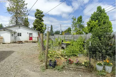 805 E Quincy Ave, Cottage Grove, OR 97424 - Photo 12