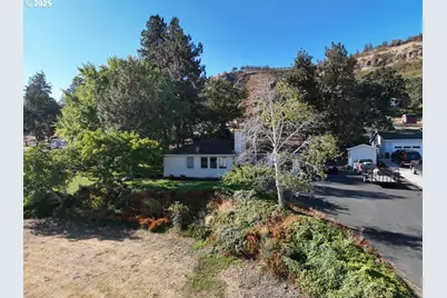 2534 W 10th St, The Dalles, OR 97058 - Photo 2