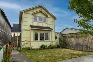 374 NW 25th St, Redmond, OR 97756 - Photo 2