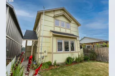 374 NW 25th St, Redmond, OR 97756 - Photo 1