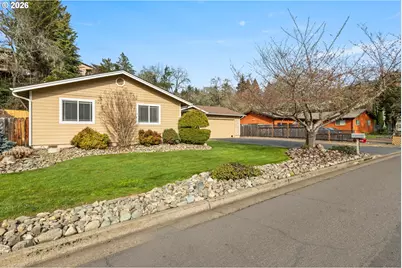 137 N River Dr, Roseburg, OR 97470 - Photo 2