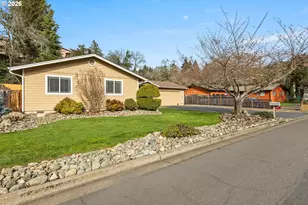 137 N River Dr, Roseburg, OR 97470 - Photo 2