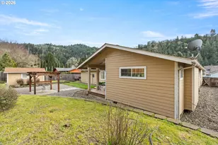 137 N River Dr, Roseburg, OR 97470 - Photo 42