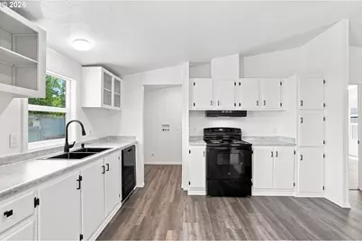 310 Sunny Ln, Sutherlin, OR 97479 - Photo 6