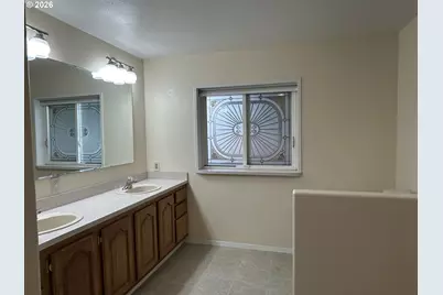 220 NW Trust St, Roseburg, OR 97471 - Photo 22