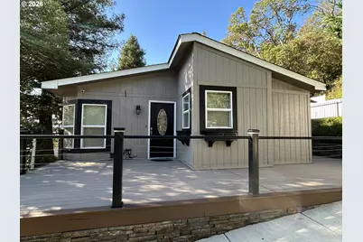 220 NW Trust St, Roseburg, OR 97471 - Photo 4
