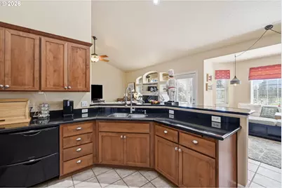478 Pebble Beach Dr, Creswell, OR 97426 - Photo 10