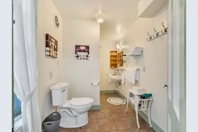817 Exchange St, Astoria, OR 97103 - Photo 12