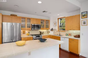 821 NW 11th Ave, Portland, OR 97209 - Photo 18