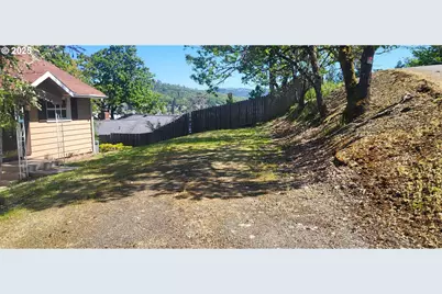 522 SE Hillside Dr, Roseburg, OR 97470 - Photo 4