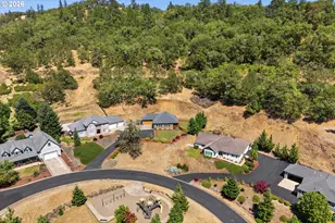 1795 NE Rocky Dr, Roseburg, OR 97470 - Photo 6